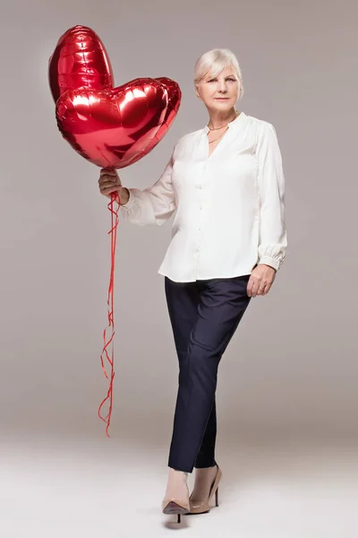 Elegante Seniorin, Valentinstag. — Stockfoto