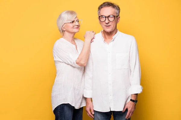 Glückliches Senioren-Paar posiert. — Stockfoto