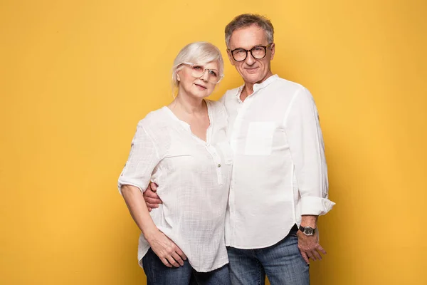 Feliz pareja de ancianos posando . — Foto de Stock