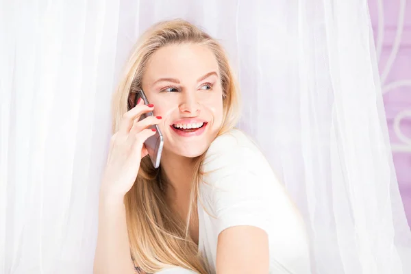 Joven chica rubia hablando por teléfono . — Foto de Stock