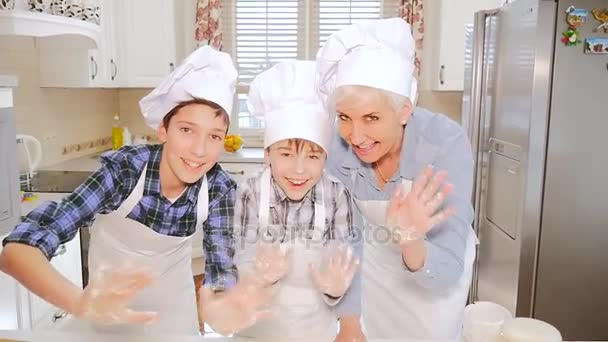 Familia feliz cocinando juntos . — Vídeos de Stock