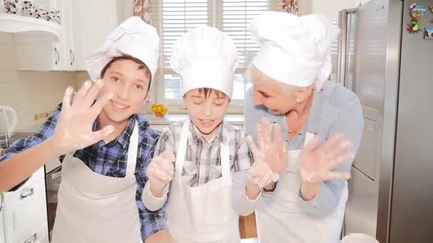 함께 요리 하는 행복 한 가족. — 비디오