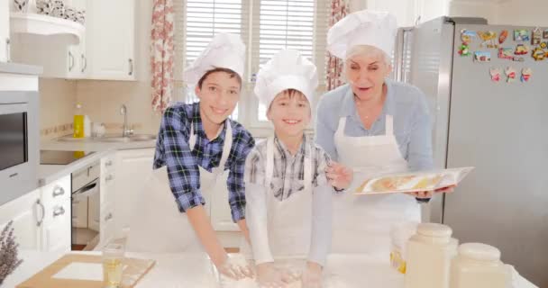 Koken samen en gelukkige familie. — Stockvideo