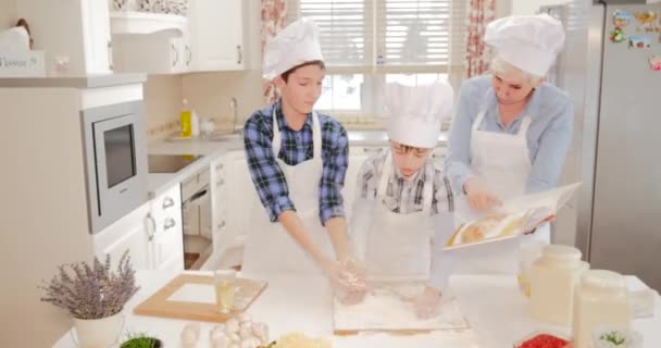 Familia feliz cocinando juntos . — Vídeo de stock