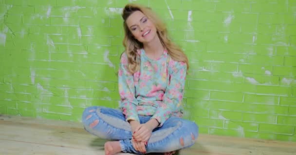 Blond ung kaukasisk kvinna poserar i jeans. — Stockvideo