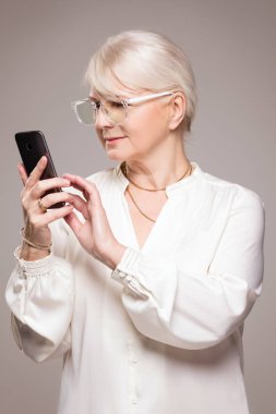 Zarif kadın kıdemli Studio.