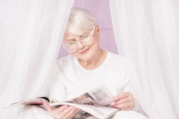 Mujer mayor leyendo revista . — Foto de Stock