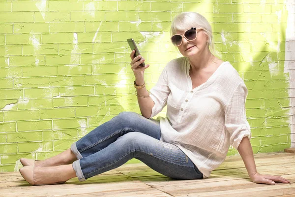 Mujer mayor con teléfono móvil. —  Fotos de Stock