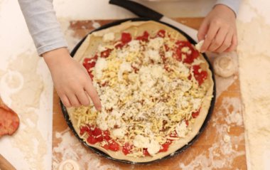 ev yapımı pizza hazırlama.