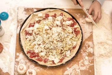 ev yapımı pizza hazırlama.