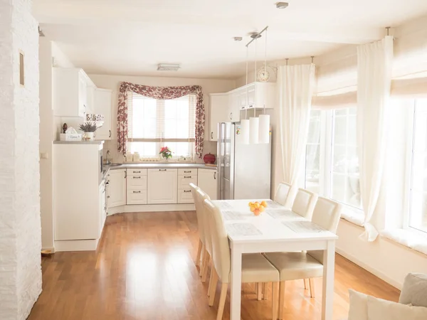 Interior da cozinha com mesa e cadeiras. — Fotografia de Stock