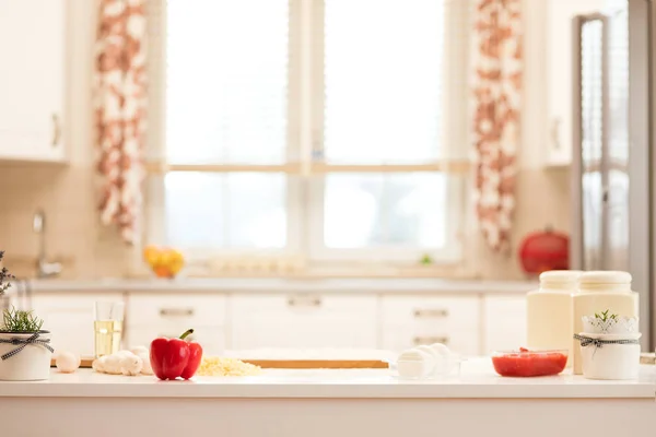 Los ingredientes para la pizza sobre la mesa . — Foto de Stock