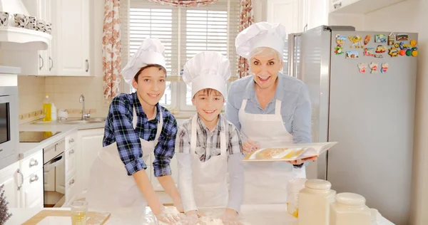 Mère avec des enfants cuisson . — Photo