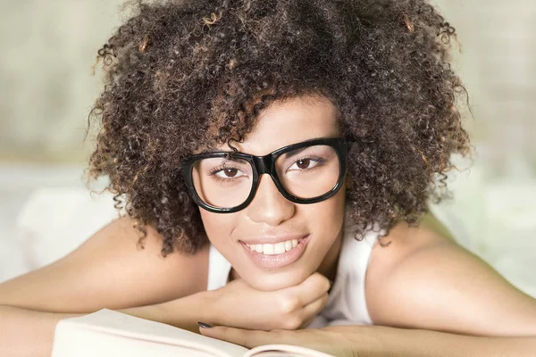 Afro chica leyendo un libro . — Foto de Stock