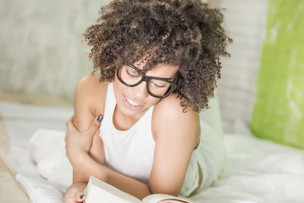 Afro-Mädchen liest ein Buch. — Stockfoto