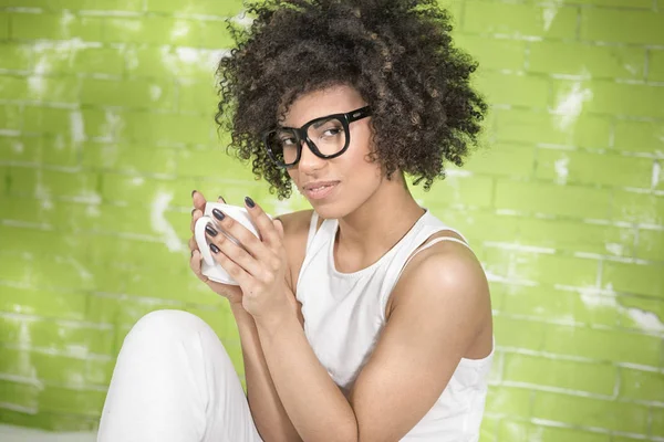 Chica afro feliz por la mañana . — Foto de Stock