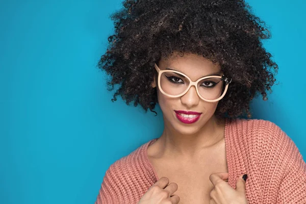 Chica afroamericana posando en estudio . — Foto de Stock