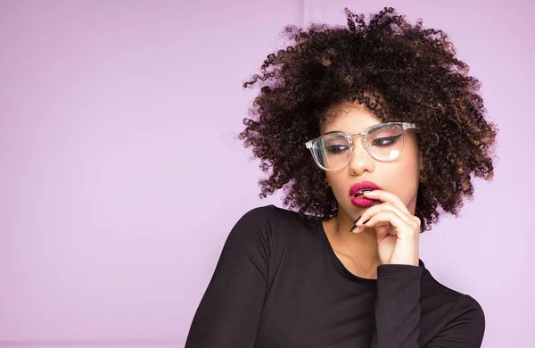 Chica con afro y gafas graduadas . — Foto de Stock