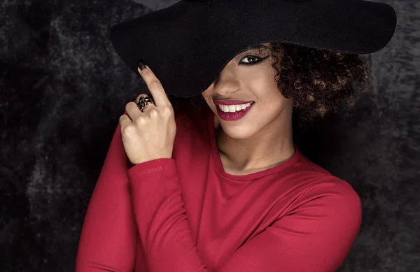 Menina na moda em chapéu preto posando . — Fotografia de Stock