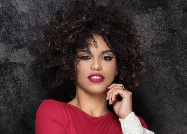 Modisches Mädchen mit Afro-Frisur posiert. — Stockfoto