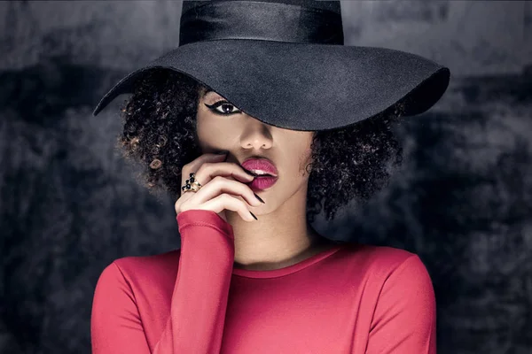 Portrait of african american girl in hat. — Stock Photo, Image
