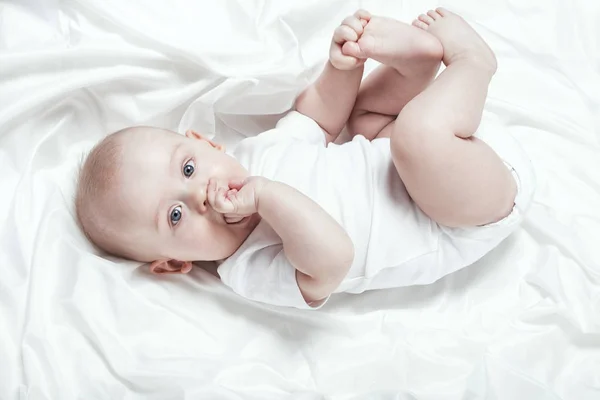 Piccolo bambino felice sdraiato . — Foto Stock