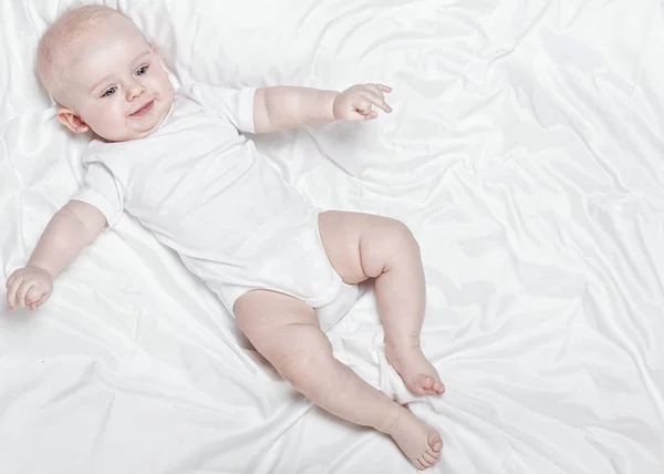 Feliz bebé mintiendo . — Foto de Stock