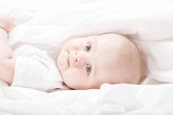 Glada lilla bebis liggande. — Stockfoto