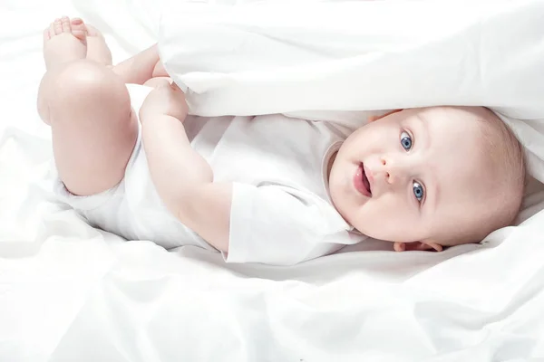 Glada lilla bebis liggande. — Stockfoto