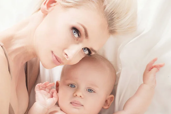 Mãe com seu filho de 6 meses . — Fotografia de Stock