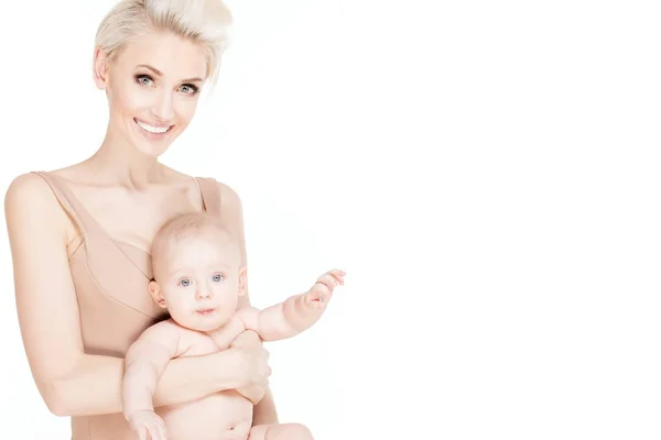 Mãe com seu filho de 6 meses . — Fotografia de Stock