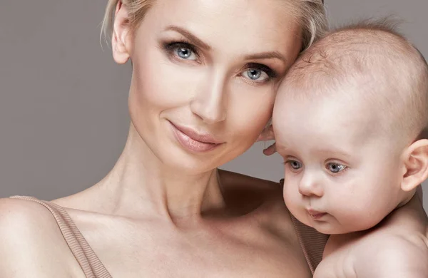 Caucasian young mom with little son. — Stock Photo, Image