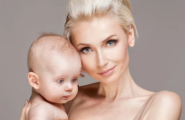 Caucasian young mom with little son. — Stock Photo, Image