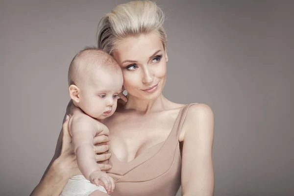 Kaukasische jonge moeder met kleine zoon. — Stockfoto