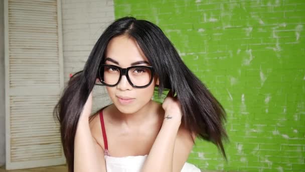 Молодая красивая азиатская девушка — стоковое видео