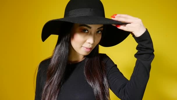 Bela jovem ásia mulher vestindo preto elegante chapéu — Vídeo de Stock