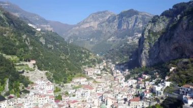 Hava uçağın shot - İtalya güzel Amalfi coast köy.