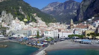 Hava uçağın shot - İtalya güzel Amalfi coast köy.
