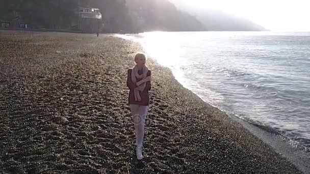 Hermosa joven rubia caminando en la playa al amanecer de la mañana. Costa de Amalfi, Italia . — Vídeos de Stock