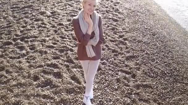 Piękna młoda kobieta blonde, spacer na plaży o wschodzie słońca rano. Wybrzeże Amalfi, Włochy. — Wideo stockowe