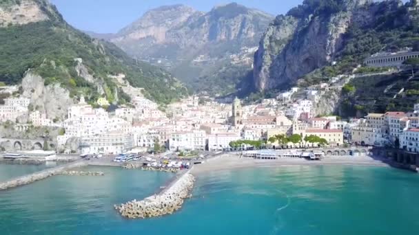 Antenn drönare shot - Amalfi coast stad i Italien. — Stockvideo