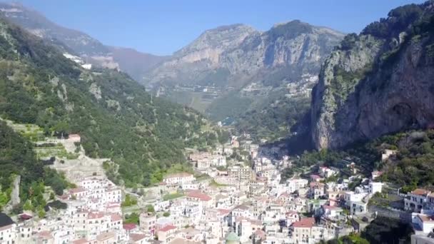 Tiro aéreo con drones - Ciudad costera de Amalfi en Italia . — Vídeo de stock