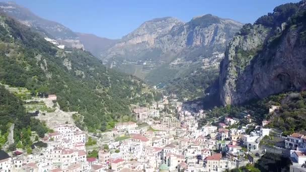 Letecká dron zastřelil - Amalfi pobřeží města v Itálii.