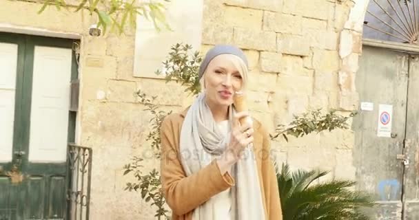 Hermosa mujer caucásica joven comiendo helado, sonriente, relajante. Italia . — Vídeo de stock