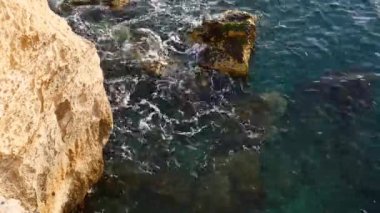 Güzel kayalık sahil, İtalya. Dalgalar kayalar kazası. 