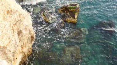 Güzel kayalık sahil, İtalya. Dalgalar kayalar kazası. 