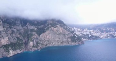 Kayalık Amalfi coast üzerinde uçan hava. Tiren Denizi.