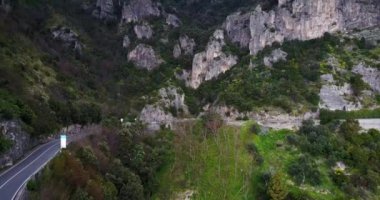 Hava kayalık Amalfi coast üzerinde uçan.
