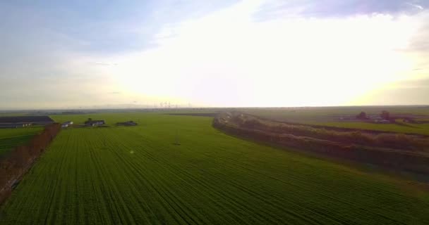 Un disparo aéreo. Hermoso paisaje al atardecer de campos agrícolas en Italia . — Vídeos de Stock