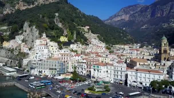 Antenn, drone skott - Amalfi coast stad i Italien. — Stockvideo